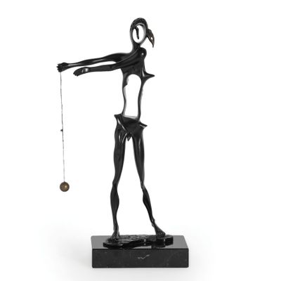 statue d'une femme tenant dans la main une balle attachée à une ficelle