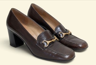 une paire de chaussures en cuir marron avec un petit, petit, petit, petit, petit, petit, petit, petit, petit, petit, petit, petit, petit, petit, petit, petit, petit, petit, petit, petit, petit