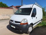 une camionnette blanche garée sur le bord de la route