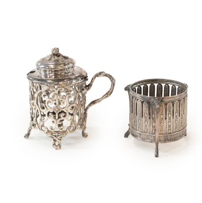 deux théières en métal argenté et une tasse, posées sur des socles