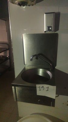 un lavabo et des toilettes dans une petite pièce