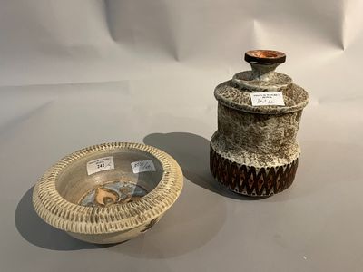 deux vases posés l'un à côté de l'autre sur une table