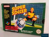 une boîte sur laquelle figure l'image d'un footballeur