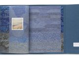 un livre ouvert sur lequel figure l'image d'une plage