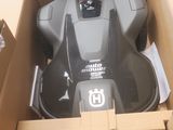 une boîte contenant une télécommande et une autre boîte contenant elle-même une télécommande