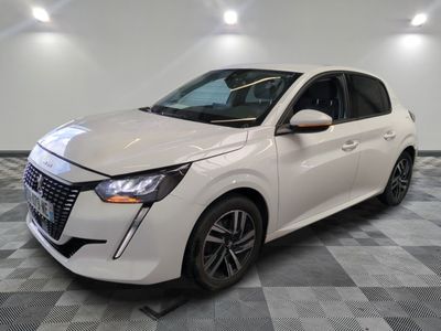 une voiture blanche garée sur un sol en damier dans un garage