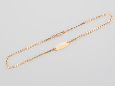 un bracelet plaqué or avec un nom gravé dessus