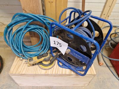 une boîte sur laquelle sont posés tout un tas d'outils