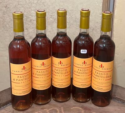 six bouteilles de vin sont alignées sur une table en bois
