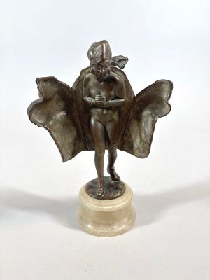 statue en bronze représentant une femme ailée, posée sur un socle en marbre