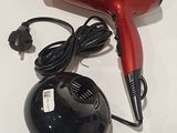 un sèche-cheveux rouge posé sur une balle noire