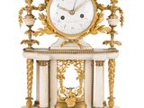 une horloge posée sur une table