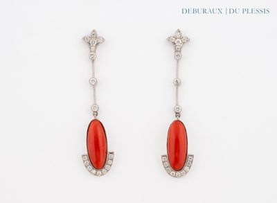 une paire de boucles d'oreilles en corail et diamants