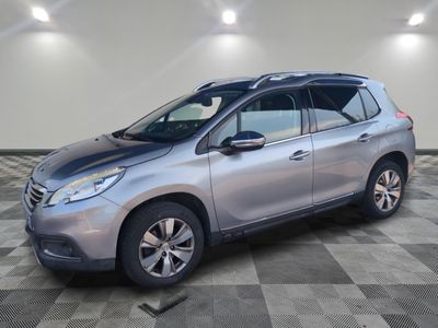 la photo d'une voiture argentée garée dans un garage
