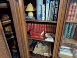 une bibliothèque remplie de livres dans une pièce
