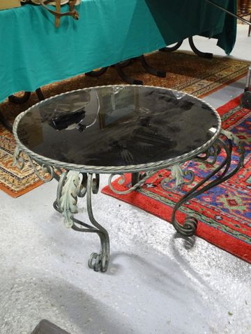 Table basse en fer forgé à patine verte plateau verre noir D : 72