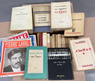plusieurs livres sont empilés sur une table