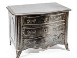 une commode ancienne en argent sur fond blanc