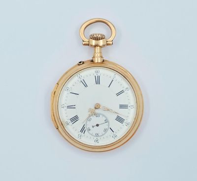 une montre de poche en or avec des chiffres romains sur le cadran