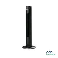 un ventilateur colonne noir posé sur une table blanche