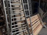 une pile d'échelles métalliques empilées les unes sur les autres