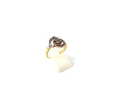 une image représentant une bague en or sertie d'un diamant brun