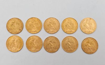 gros plan d'un paquet de pièces d'or sur une surface blanche