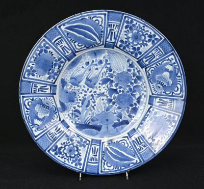 assiette bleue et blanche ornée d'un motif représentant des oiseaux et des fleurs