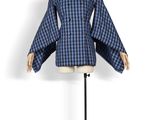 une photo d'un mannequin portant une veste à carreaux bleus et noirs