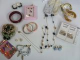 beaucoup de bijoux posés ensemble sur la table