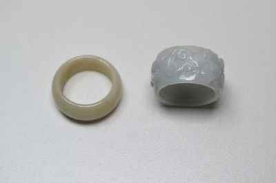 une bague et un morceau de plastique posés sur une table