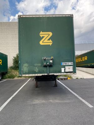 deux semi-remorques garées sur un parking