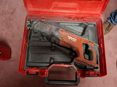 une boîte à outils rouge contenant un marteau et un outil