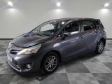 La Toyota Sienna est garée sur un sol à damier dans un garage.