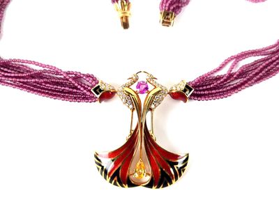 ensemble collier et boucles d'oreilles avec des perles violettes et un pendentif rouge et doré