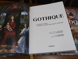 un livre posé sur une table, avec la photo d'une femme sur la couverture