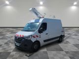une photo d'une camionnette blanche équipée d'une grue sur le toit