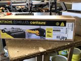 une boîte posée sur une table