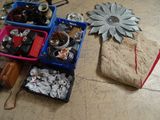 un tas d'objets divers posés par terre à côté d'un sac à main