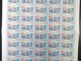 un gros plan sur une feuille de timbres posée sur une table