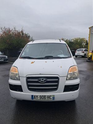 la photo d'une camionnette blanche garée sur un parking
