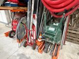 un grand nombre d'outils posés sur le sol