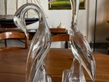 deux oiseaux en verre posés sur une table dans un salon