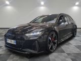 Une Audi RS4 grise est garée sur un sol à damier