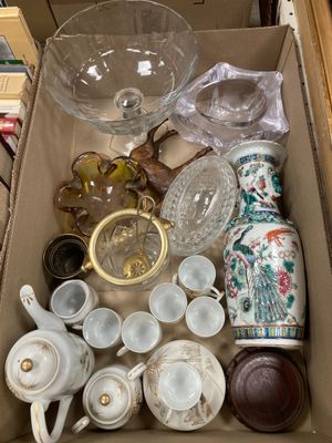 une boîte remplie de verre et d'autres objets