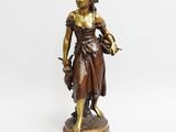 statue en bronze d'une femme tenant un panier de fleurs