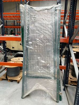 un grand morceau de plastique recouvrant une chaise dans un entrepôt