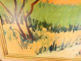 un tableau sur le mur d'une pièce avec un tableau sur le mur