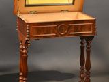 un vieux bureau en bois surmonté d'un miroir