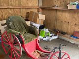 une calèche dans un garage, avec des cartons par terre